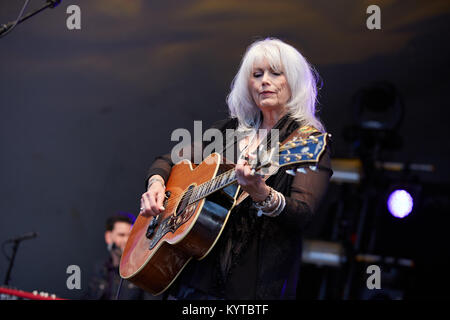 Le duo country Emmylou Harris & Rodney Crowell effectue un concert live au festival de musique norvégienne Oslo Fjord Fest 2015 à Oslo. Chanteur guitariste ici ang Emmylou Harris est représenté sur scène. La Norvège, 15/07 2015. Banque D'Images