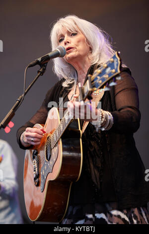 Le duo country Emmylou Harris & Rodney Crowell effectue un concert live au festival de musique norvégienne Oslo Fjord Fest 2015 à Oslo. Chanteur guitariste ici ang Emmylou Harris est représenté sur scène. La Norvège, 15/07 2015. Banque D'Images