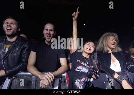 Glam rock fans ont un fantastique concert avec l'Agence suédoise de glam rock band l'Europe à un concert live de la Rockefeller à Oslo. La Norvège, 24/09 2015. Banque D'Images