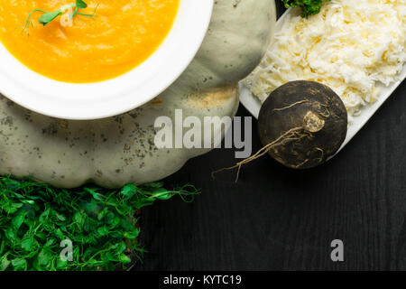 Soupe de potiron aux navets, des vrilles de pois Banque D'Images