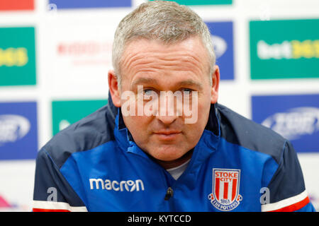 Nouveau Stoke City manager Paul Lambert prend la parole lors de la conférence de presse de Bet365, stade Stoke. Banque D'Images