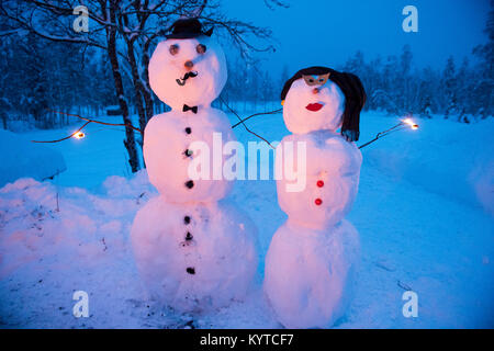 Homme et femme snowman holding sparklers. Banque D'Images