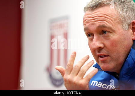 Nouveau Stoke City manager Paul Lambert prend la parole lors de la conférence de presse de Bet365, stade Stoke. Banque D'Images