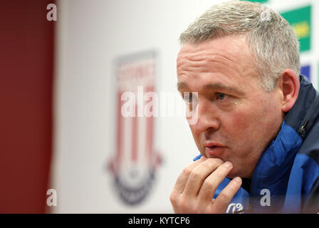 Nouveau Stoke City manager Paul Lambert prend la parole lors de la conférence de presse de Bet365, stade Stoke. Banque D'Images