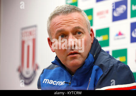 Nouveau Stoke City manager Paul Lambert prend la parole lors de la conférence de presse de Bet365, stade Stoke. ASSOCIATION DE PRESSE Photo. Photo date : mardi 16 janvier 2018. Voir l'ACTIVITÉ DE SOCCER histoire Stoke. Crédit photo doit se lire : Martin Rickett/PA Wire. RESTRICTIONS : EDITORIAL N'utilisez que pas d'utilisation non autorisée avec l'audio, vidéo, données, listes de luminaire, club ou la Ligue de logos ou services 'live'. En ligne De-match utilisation limitée à 75 images, aucune émulation. Aucune utilisation de pari, de jeux ou d'un club ou la ligue/dvd publications. Banque D'Images