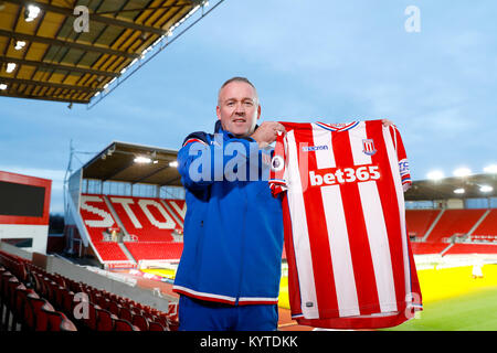 Nouveau Stoke City manager Paul Lambert pose avec une chemise pendant la conférence de presse à l'Bet365, stade Stoke. Banque D'Images