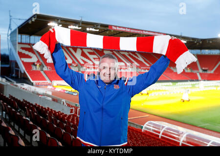 Nouveau Stoke City manager Paul Lambert pose avec un foulard au cours de la conférence de presse de Bet365, stade Stoke. Banque D'Images