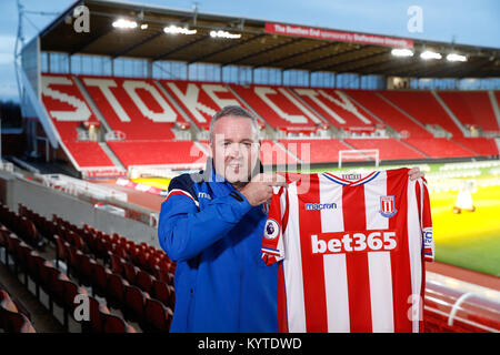 Nouveau Stoke City manager Paul Lambert pose avec une chemise pendant la conférence de presse à l'Bet365, stade Stoke. Banque D'Images