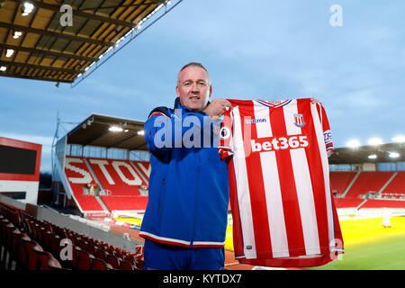 Nouveau Stoke City manager Paul Lambert pose avec une chemise pendant la conférence de presse à l'Bet365, stade Stoke. Banque D'Images