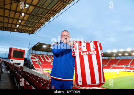 Nouveau Stoke City manager Paul Lambert pose avec une chemise pendant la conférence de presse à l'Bet365, stade Stoke. Banque D'Images