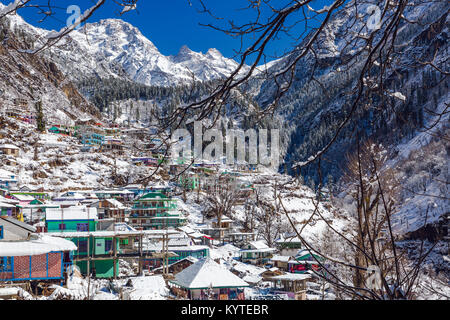 Tosh village de Himachal Pradesh, en Inde entièrement recouvert de neige après une énorme chute de neige en février hiver froid. La vie de village dans la tranquillité sereine Banque D'Images