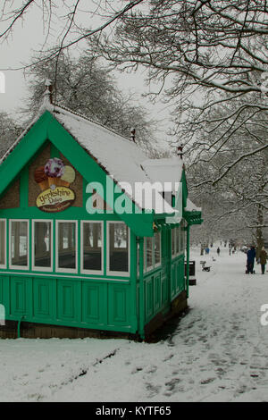 Cabane en bois vert en haut de la colline de Montpelllier, Harrogate, North Yorkshire, Angleterre, Royaume-Uni. Banque D'Images