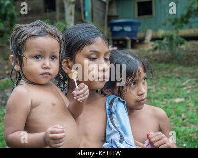 Palmarii, Brésil - Dec 04, 2017 : Portrait d'une petite filles- un habitants du Brésil. Banque D'Images