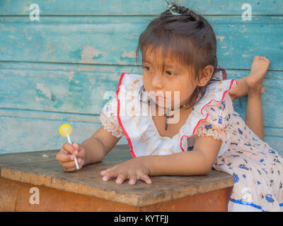 Palmarii, Brésil - Dec 04, 2017 : Portrait d'une petite fille- un habitant du Brésil. Banque D'Images