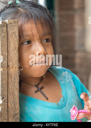 Palmarii, Brésil - Dec 04, 2017 : Portrait d'une petite fille- un habitant du Brésil. Banque D'Images