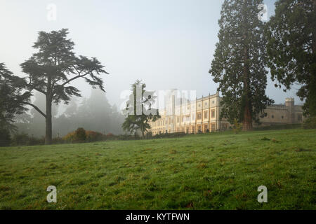 Ashton Court Mansion dans clearing mist. Bristol. UK. Banque D'Images