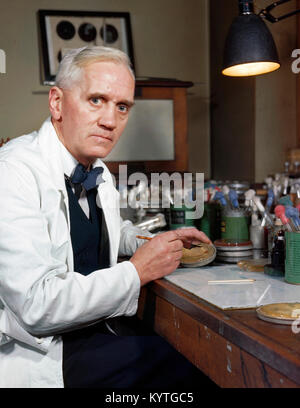 Sir Alexander Fleming (1881-1955), le savant écossais célèbre pour la découverte de la pénicilline. Photo prise entre 1939 et 1945. Banque D'Images