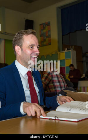 David Prescott conseiller politique de Jemery Corbyn rencontre les membres du parti travailliste. Banque D'Images