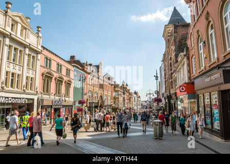 Rue commerçante du centre-ville de Leeds, Yorkshire, Angleterre Banque D'Images