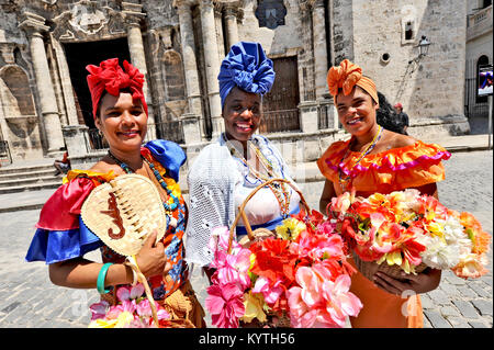 La HAVANE, CUBA, le 6 mai 2009. Trois femmes cubaines posant en vêtements traditionnels dans la vieille Havane, Cuba, le 6 mai 2009. Banque D'Images