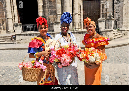 La HAVANE, CUBA, le 6 mai 2009. Trois femmes cubaines posant en vêtements traditionnels dans la vieille Havane, Cuba, le 6 mai 2009. Banque D'Images