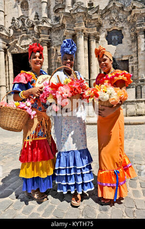 La HAVANE, CUBA, le 6 mai 2009. Trois femmes cubaines posant en vêtements traditionnels dans la vieille Havane, Cuba, le 6 mai 2009. Banque D'Images