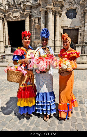 La HAVANE, CUBA, le 6 mai 2009. Trois femmes cubaines posant en vêtements traditionnels dans la vieille Havane, Cuba, le 6 mai 2009. Banque D'Images