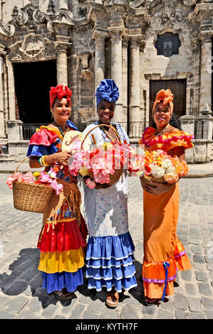 La HAVANE, CUBA, le 6 mai 2009. Trois femmes cubaines en vêtements traditionnels à La Havane, Cuba, le 6 mai 2009. Banque D'Images