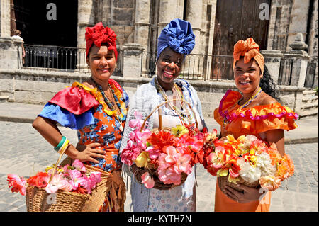 La HAVANE, CUBA, le 6 mai 2009. Trois femmes cubaines posant en vêtements traditionnels dans la vieille Havane, Cuba, le 6 mai 2009. Banque D'Images