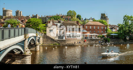 Rivière Thames, à Pont de Windsor, qui forme la limite d'Eton, Berkshire, Angleterre. Banque D'Images