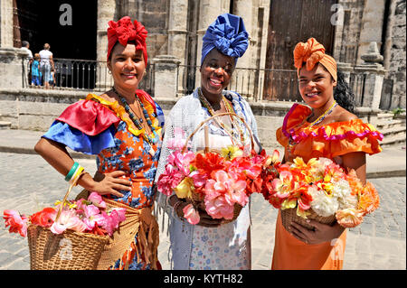 La HAVANE, CUBA, le 6 mai 2009. Trois femmes cubaines posant en vêtements traditionnels dans la vieille Havane, Cuba, le 6 mai 2009. Banque D'Images