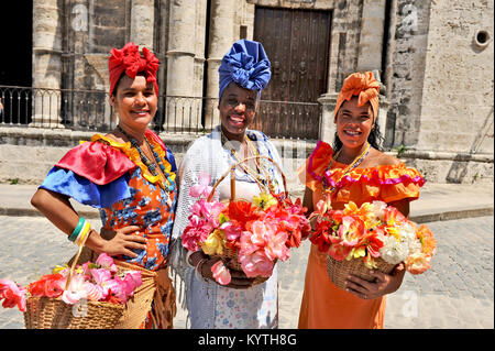 La HAVANE, CUBA, le 6 mai 2009. Trois femmes cubaines posant en vêtements traditionnels dans la vieille Havane, Cuba, le 6 mai 2009. Banque D'Images