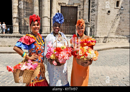 La HAVANE, CUBA, le 6 mai 2009. Trois femmes cubaines posant en vêtements traditionnels dans la vieille Havane, Cuba, le 6 mai 2009. Banque D'Images