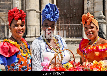 La HAVANE, CUBA, le 6 mai 2009. Trois femmes cubaines posant en vêtements traditionnels dans la vieille Havane, Cuba, le 6 mai 2009. Banque D'Images