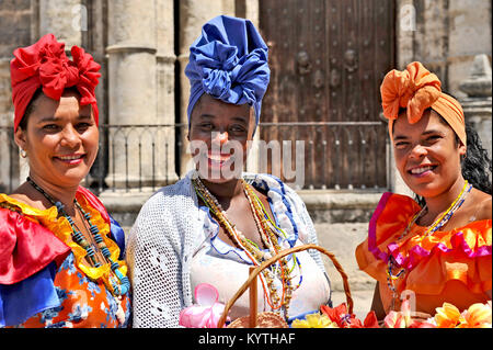 La HAVANE, CUBA, le 6 mai 2009. Trois femmes cubaines posant en vêtements traditionnels dans la vieille Havane, Cuba, le 6 mai 2009. Banque D'Images