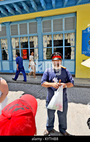 La HAVANE, CUBA, le 6 mai 2009. Un vieil homme se tenant debout sur une rue avec un chapeau de marin et un énorme cigare à La Havane, Cuba, le 7 mai 2009. Banque D'Images