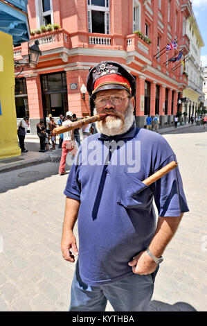 La HAVANE, CUBA, le 6 mai 2009. Un vieil homme se tenant debout sur une rue avec un chapeau de marin et un énorme cigare à La Havane, Cuba, le 7 mai 2009. Banque D'Images