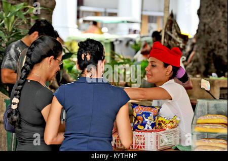 La HAVANE, CUBA, le 6 mai 2009. Une jeune femme vendant des hot-dogs à deux femmes dans un parc de La Havane, Cuba, le 7 mai 2009. Banque D'Images