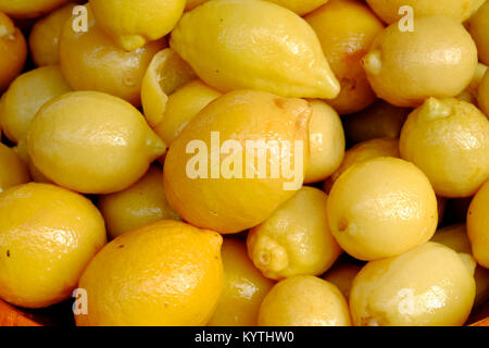 Close up plein cadre de citrons confits affichée sur un stand dans la Dordogne, France Banque D'Images