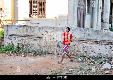 La HAVANE, CUBA, le 11 mai 2009. Les jeunes Cubains jouent au base-ball avec l'équipement primitif à La Havane, Cuba, le 11 mai 2009. Une barre de métal comme la chauve-souris Banque D'Images