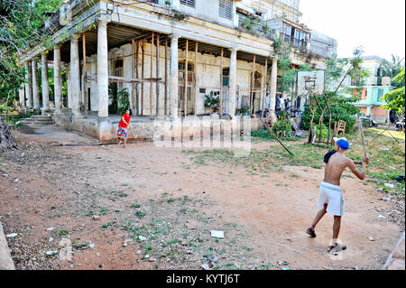 La HAVANE, CUBA, le 11 mai 2009. Les jeunes Cubains jouent au base-ball avec l'équipement primitif à La Havane, Cuba, le 11 mai 2009. Une barre de métal comme la chauve-souris Banque D'Images