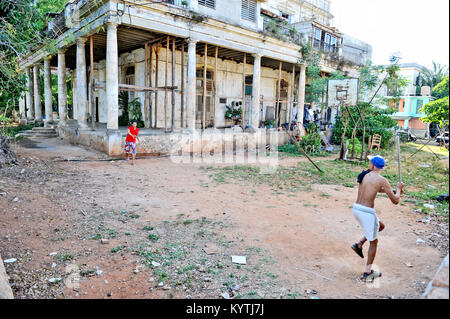 La HAVANE, CUBA, le 11 mai 2009. Les jeunes Cubains jouent au base-ball avec l'équipement primitif à La Havane, Cuba, le 11 mai 2009. Une barre de métal comme la chauve-souris Banque D'Images