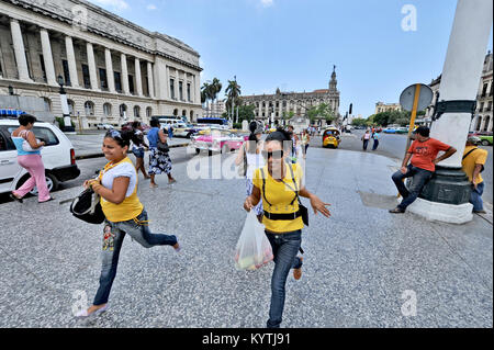 La HAVANE, CUBA, le 7 mai 2009. Deux femmes en chemises jaunes s'exécutant sur une rue de La Havane, en face de El Capitolio, à La Havane, Cuba, le 7 mai 2009. Banque D'Images