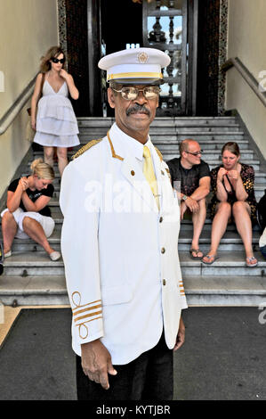 La HAVANE, CUBA, le 10 mai 2009. Porter le comité permanent sous la forme de l'entrée principale de l'Hôtel Nacional à La Havane, Cuba, le 10 mai, 2009. Des gens assis Banque D'Images