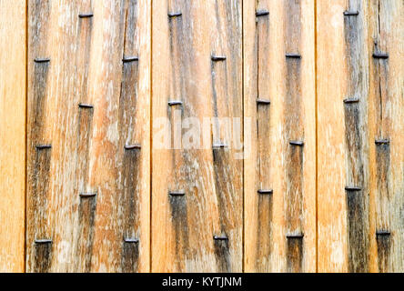 Vieille porte en bois détail fortifiée cloutés Banque D'Images