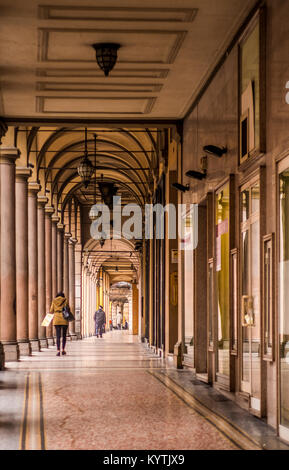 Italie Emilie Romagne Bologna Via Ugo Bassi Arcades Banque D'Images