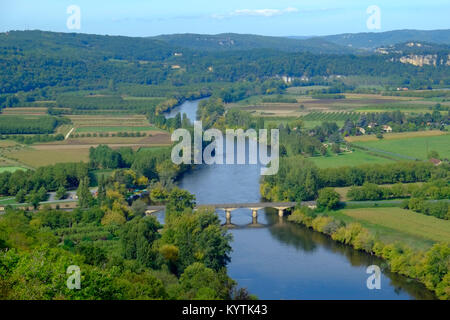 La fin de l'été vue sur les champs et la rivière patchwork de la vallée de la Dordogne de Domme, Aquitaine, France Banque D'Images