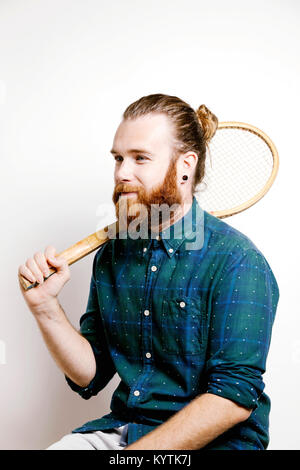 Beau Portrait d'homme barbu avec l'ancienne raquette de tennis Banque D'Images