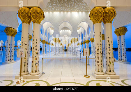 ABU DHABI, EMIRATS ARABES UNIS - DEC 31, 2017 : partie de l'intérieur de la mosquée Sheikh Zayed à Abu Dhabi dans le crépuscule. C'est la plus grande mosquée de Banque D'Images