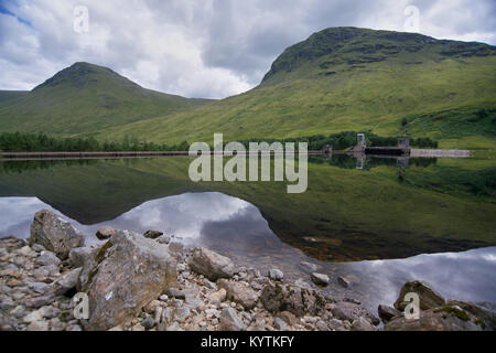 Hills reflète dans l'eau de réservoir d'Stronuich, Perthshire, en Écosse. Banque D'Images